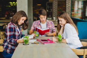 Alumnos en una clase de inglés mientras repasan los fonemas